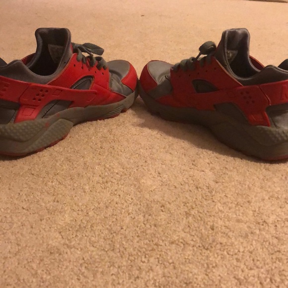 These are gray and red huraches by Nike - Picture 5 of 8